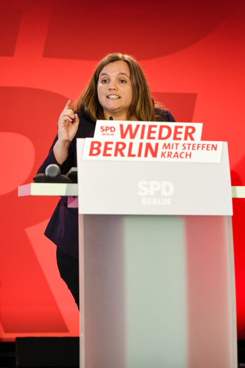 Marie Scharfenberg spricht am Rednerpult des Landesparteitags der SPD Berlin