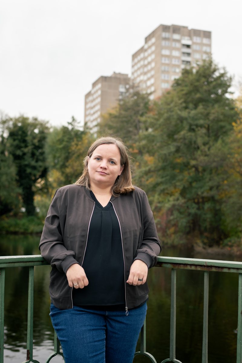 Marie Scharfenberg vor Wohnhochhäusern in Lichtenberg