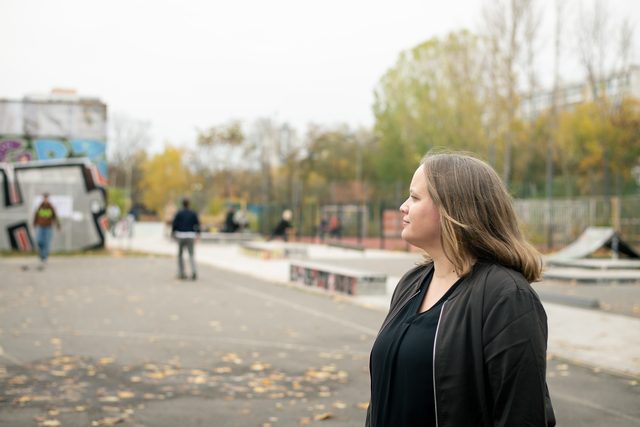 Marie Scharfenberg an einer Skateranlage im Kiez