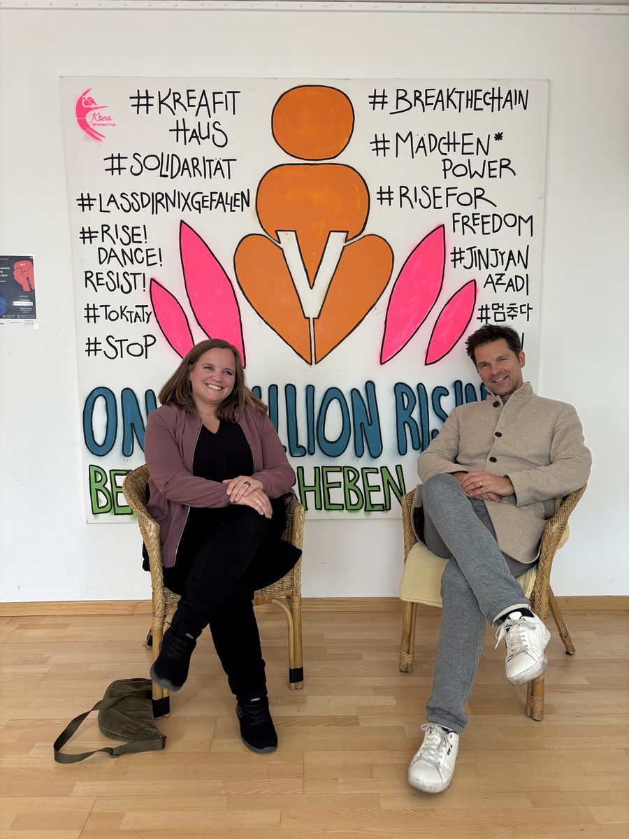 Marie Scharfenberg und Steffen Krach vor einem One-Billion-Rising-Plakat